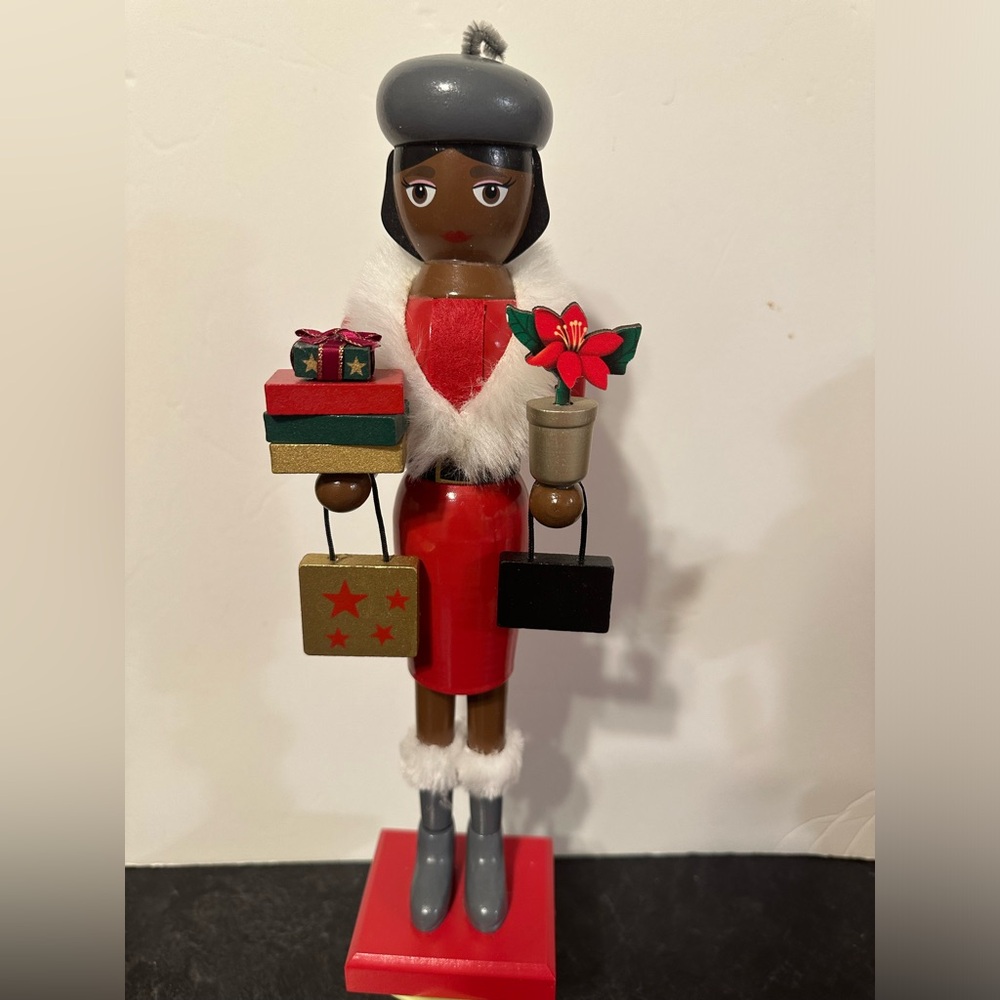 Shopper lady nutcracker African American - Picture 8 of 8